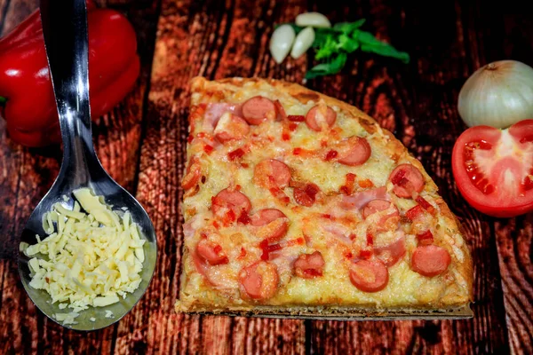 Imagem Perto Salsicha Presunto Salame Fatia Pizza Queijo Fundo Madeira — Fotografia de Stock
