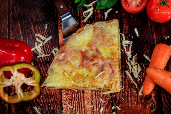 Vista Superior Fatia Pizza Com Queijo Presunto Salame Fundo Tradicional — Fotografia de Stock