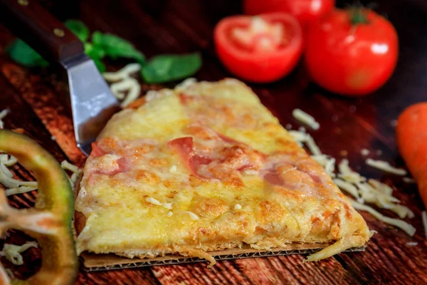 Fatia Pizza Close Com Presunto Salame Queijo Mussarela Fundo Tradicional — Fotografia de Stock