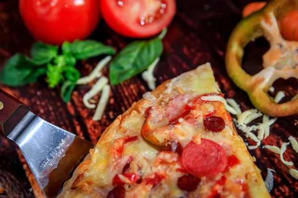 Meia Fatia Deliciosa Pizza Caseira Com Salame Presunto Salsicha Quente — Fotografia de Stock