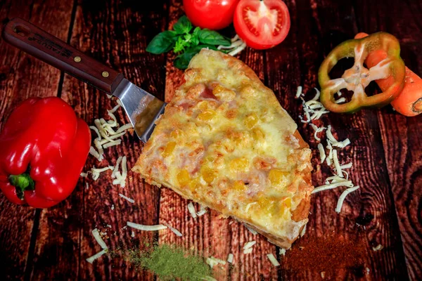 Vista Superior Fatia Pizza Caseira Havaiana Doce Com Decoração Vegetais — Fotografia de Stock