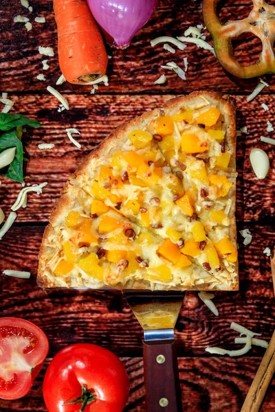 Vista Superior Sabores Contrastantes Fatia Pizza Com Salsicha Quente Abacaxis — Fotografia de Stock
