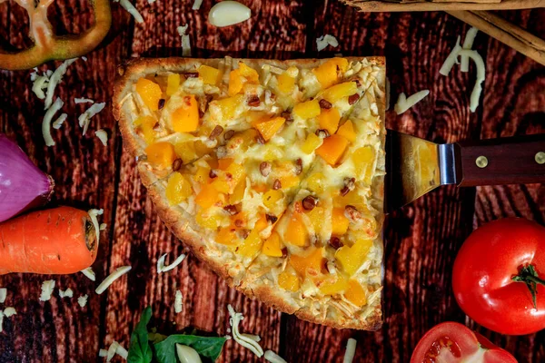 Vista Superior Foto Invertida Deliciosa Fatia Pizza Doce Picante Com — Fotografia de Stock