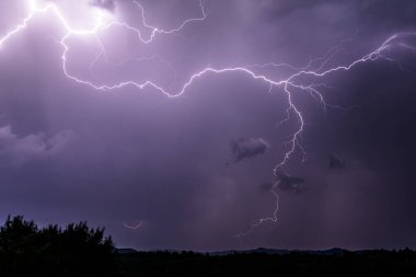 Romanya 'da kırsal alanda gece boyunca çarpıcı yıldırımlar düşüyor