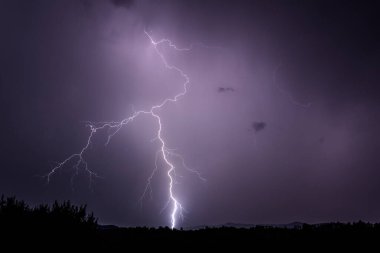 Romanya 'nın dağlarında sağanak yağış sırasında yere güçlü ve dramatik bir yıldırım düştü