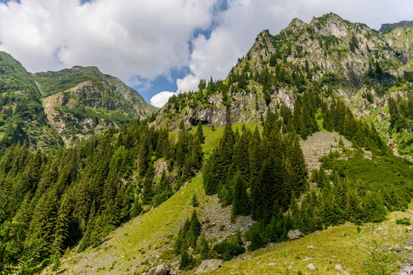 从Fagaras山的岩石陡峭的Valea Rea Bad Valley 看风景 — 图库照片