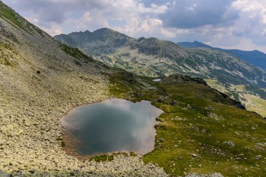 Romanya 'nın Retezat Dağları kentindeki buzul gölünün panoramik manzarası
