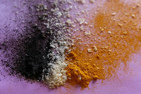 Violett Bakgrund Med Färgglada Närbild Explosion Ingredienser Aktiverat Kol Kokos — Stockfoto