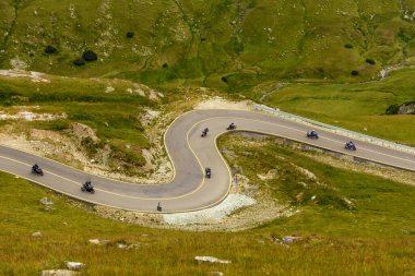 Romanya 'daki Transalpina yolunun güzel yılanlarından inen motorcular - Parang Dağları' ndaki Karpatlar 'ın en yüksek dağ yolu.