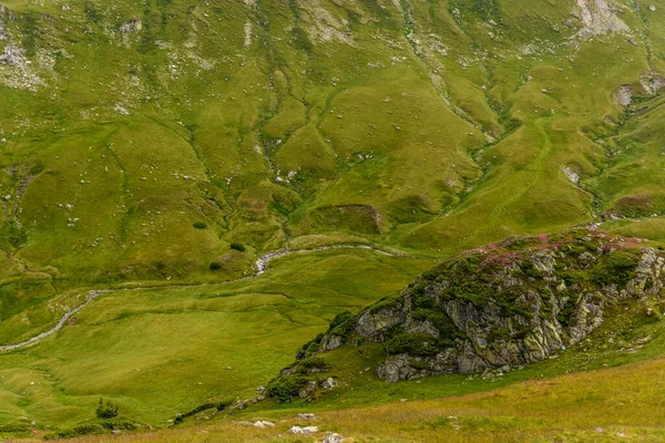 从罗马尼亚的横贯高山路看 帕朗山和山谷中美丽的岩层是喀尔巴阡山脉中最高的山路 — 图库照片