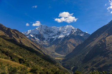 Cusco, Peru yakınlarındaki yüksek dağların üzerinden Salkantay yürüyüşü