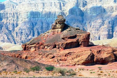 Arava çölünde güzel uçurumlar