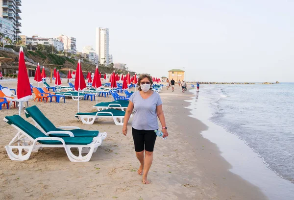 Жінка Пляжі Займається Спортом Носить Маску Захисту Від Коронавірусу — стокове фото