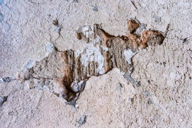 Parçalanmış alçı eski duvarda