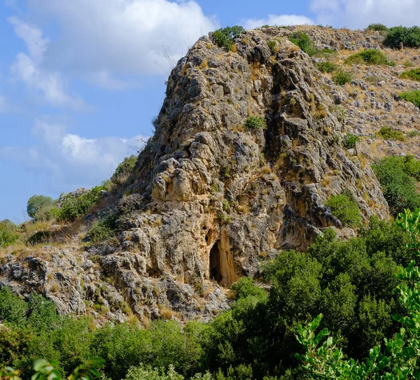 Mount Carmel, İsrail. Nahal Mearot Ulusal Parkı 'nda tarih öncesi bir insanın mağarası.