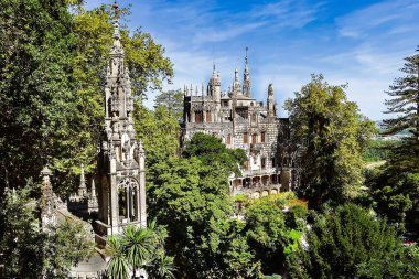 Sintra 'daki Quinta da Regaleira' da romantik bir bahçe. Portekiz