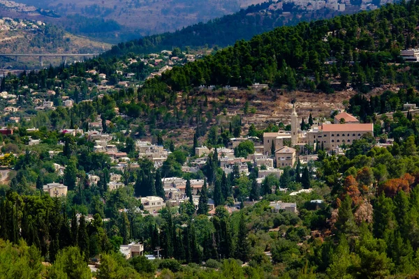 İsrail 'in antik Ein Karem köyünün panoramik manzarası. Vaftizci Yahya 'nın doğduğu yer.