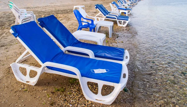 Empty sunbeds on the seashore — Stock Photo, Image