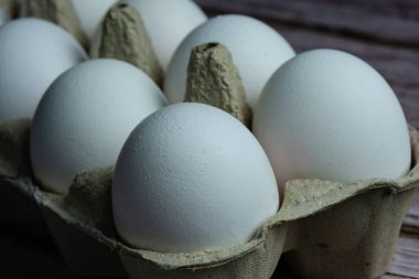 Tahta masaya çiğ tavuk yumurtası..