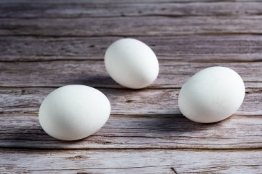 Tahta masaya çiğ tavuk yumurtası..