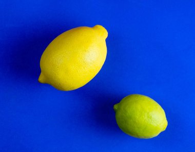 Mavi arka planda limon ve limon