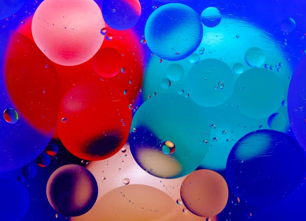 Chaotisch abstrakte Struktur mehrfarbiger Ölblasen auf der Wasseroberfläche Stockbild