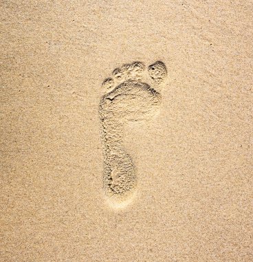 Sahildeki kumsalda ayak izleri.