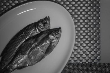 Tabakta Kurutulmuş Balık Tek Krom Durgun Hayat.