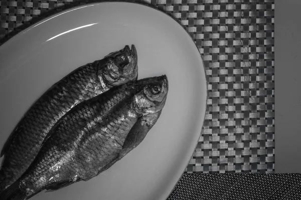 Tabakta Kurutulmuş Balık Tek Krom Durgun Hayat.