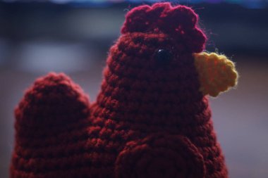 Bovalılardan esinlenilmiş kırmızı tavuk, esrarengiz ipliklerle örülmüş.