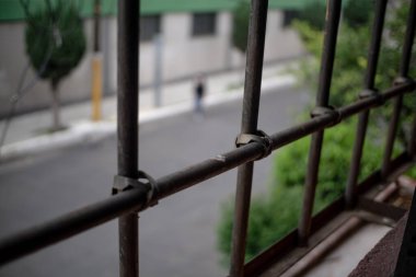 parmaklıklar ardında özgürlüğe bakan pencere