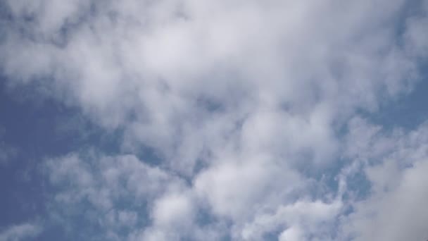 ciel bleu avec de nombreux nuages blancs