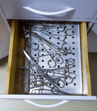 Çekmecede cerrahi makas.