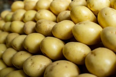 Patatesler simetrik olarak bir pazarda dizilmiş.