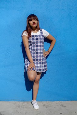 Mavi arka planı olan bir kız