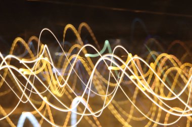 Güneş ışığı ile kasıtlı Kamera Hareketi kullanılarak ışık izi kalıpları oluşturuldu