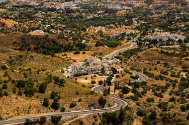 İspanya 'daki Costa Del Sol' da Mijas 'tan çıkan bir yol manzarası.