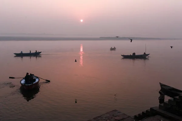 Sonnenuntergang Ganges Damm Mit Booten Und Vögeln Varanasi Uttar Pradesh — Stockfoto
