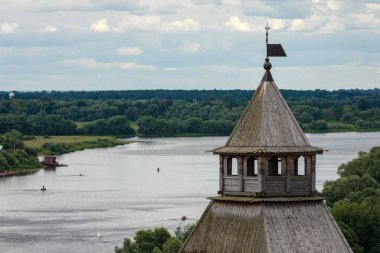 Kremlin ahşap kulesi Veliky Novgorod, Rusya, Volkhov nehri