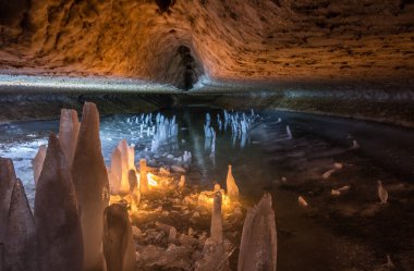 Kulogori, Arkhangelsk bölgesi, Rusya, Pinega nehri yakınlarındaki mağarada buz sarkıtları ve buz sarkıtları var.