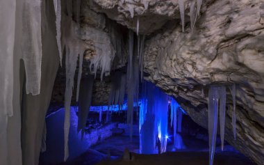 Kulogori, Arkhangelsk bölgesi, Rusya, Pinega nehri yakınlarındaki mağarada buz sarkıtları ve buz sarkıtları var.