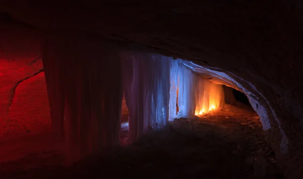 村の近くの洞窟の地下氷柱と氷の鍾乳石Kurology Arkhangelsk地域 ロシア ピネガ川 — ストック写真