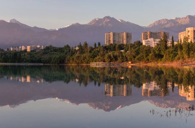 Almaty şehrindeki Sayran Gölü, Kazakistan, dağlar