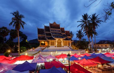 Wat Xieng Tanga Tapınağı ve Luang Prabang 'daki gece pazarı, Laos