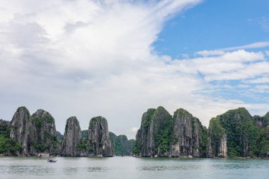 Denizde inanılmaz kayalar, Halong Körfezi 'nde doğal miras, Vietnam