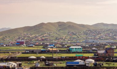Ulaanbaatar, Moğolistan 'ın kenar mahalleleri, trenden manzara, kırsal alan, yurtlar