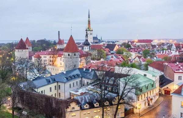Tallinn Gamla Stan Regnig Stadsbild Estland Antenn Olaf Kyrka — Stockfoto