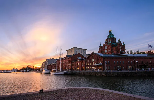 Tolles Stadtbild Bei Sonnenaufgang Nordhafen Innenstadt Von Helsinki Finnland Uspenskin — Stockfoto