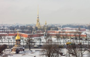 Neva nehri kış günbatımı, insan silueti ve yansıması, Saint-Petersburg, Rusya, deniz kuvvetleri rıhtımında iskele.