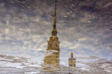 Neva nehri kış günbatımı, insan silueti ve yansıması, Saint-Petersburg, Rusya, deniz kuvvetleri rıhtımında iskele.